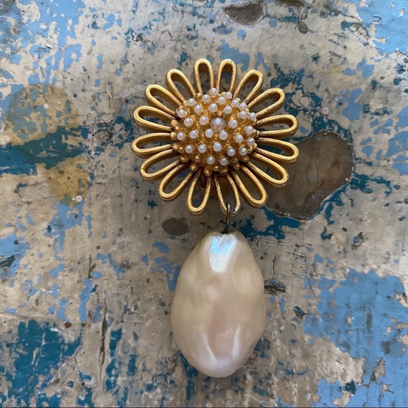 Vintage flower design mother of pearl and seed pearl drop clip on earrings - Picture 3 of 4